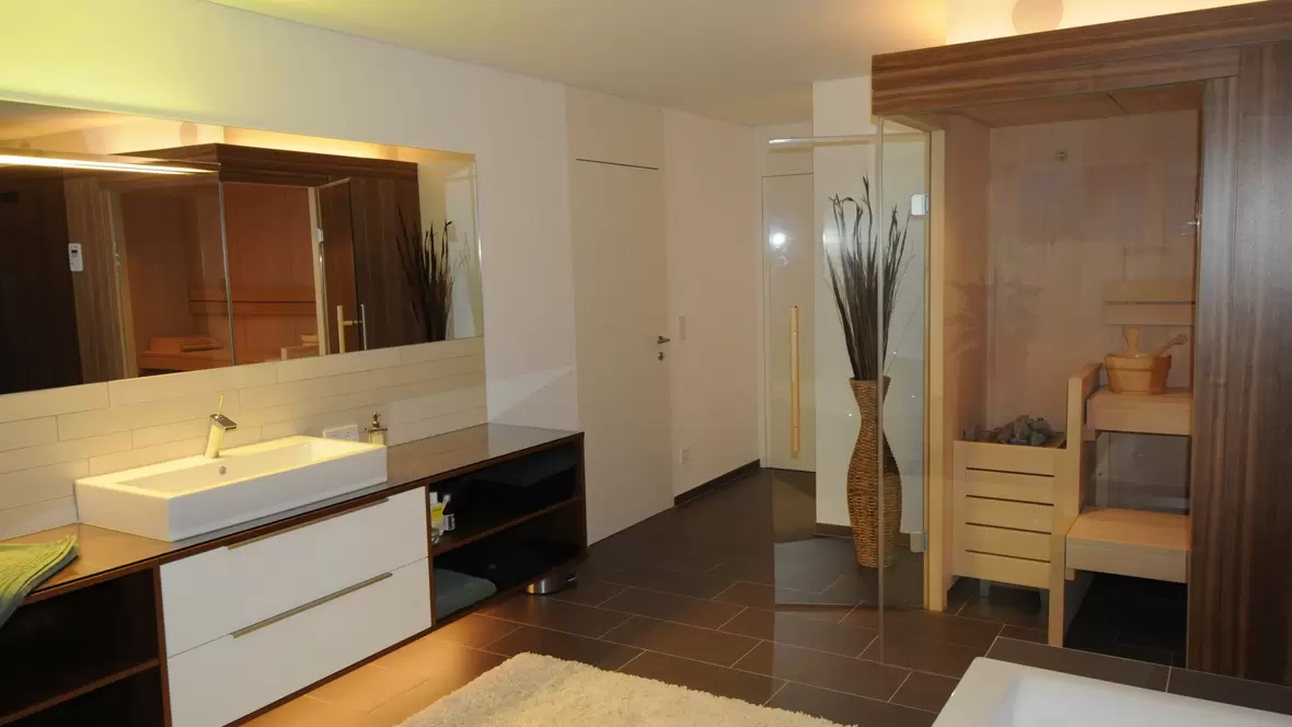schreinerei-mandlmeier-neuburg-bad-mit-sauna-und-waschtisch-in-braun-weiss