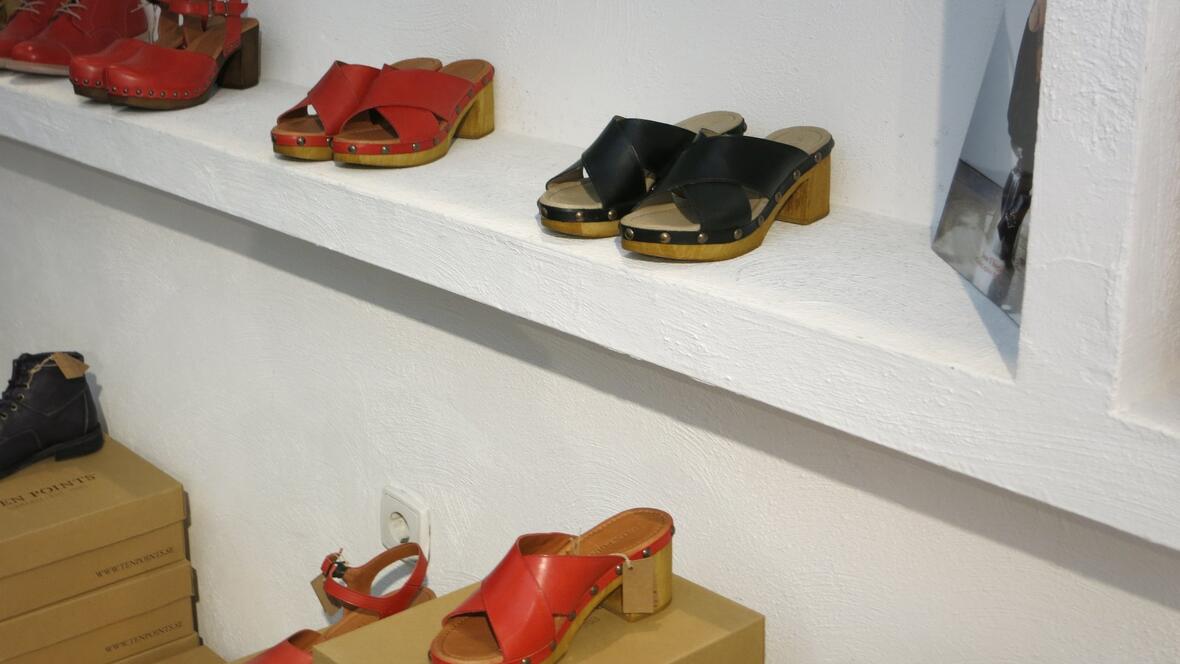 schwarz-rote-sandalen-im-regal-fuer-den-sommer