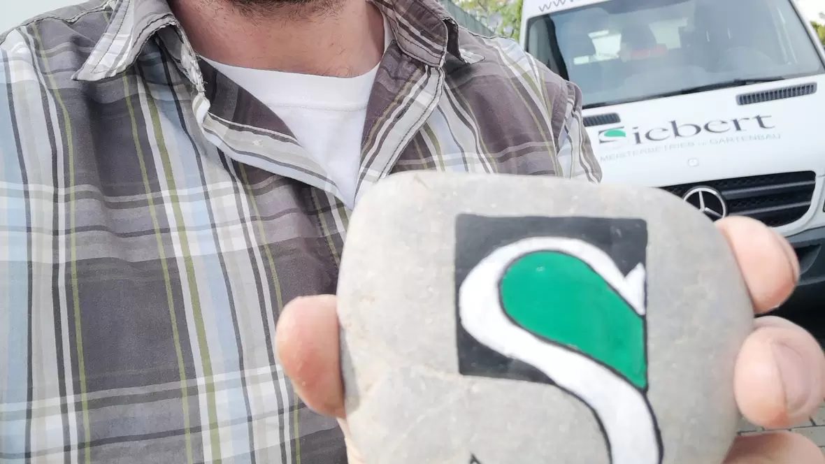 Jonny Siebert mit Logo im Stein