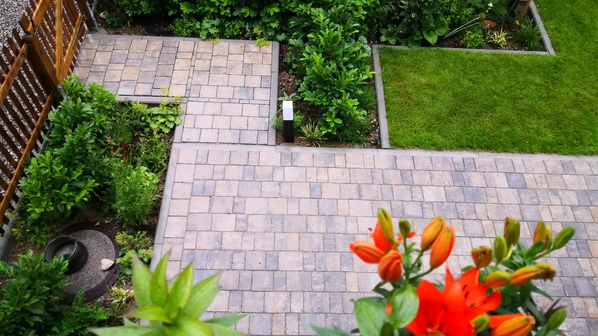 Gartenumgestaltung (Einfassungen, Rasen, Wege Stellflächen, Zaun, Terrasse)