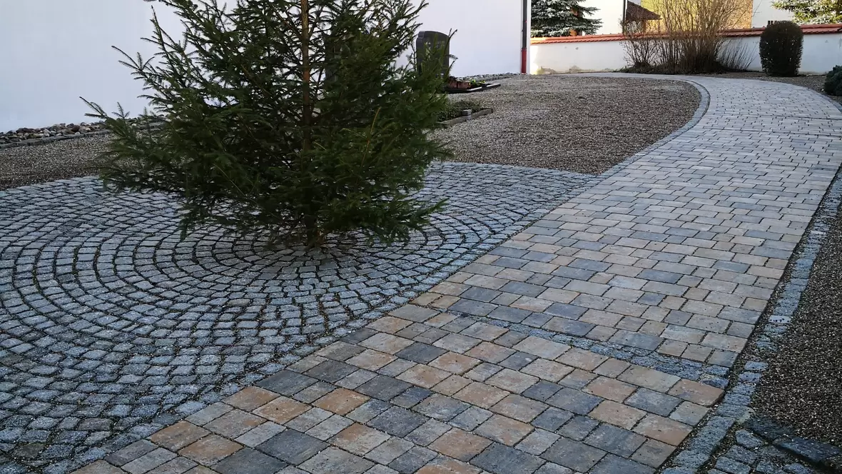 Pflaster (Christbaumstandfläche mit Naturstein - Granit, Wegpflasterung) Kirche Daiting