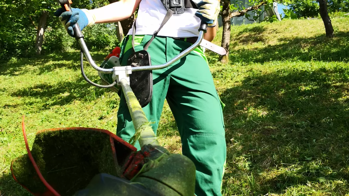 Kanten abmähen mit dem Fadenmäher
