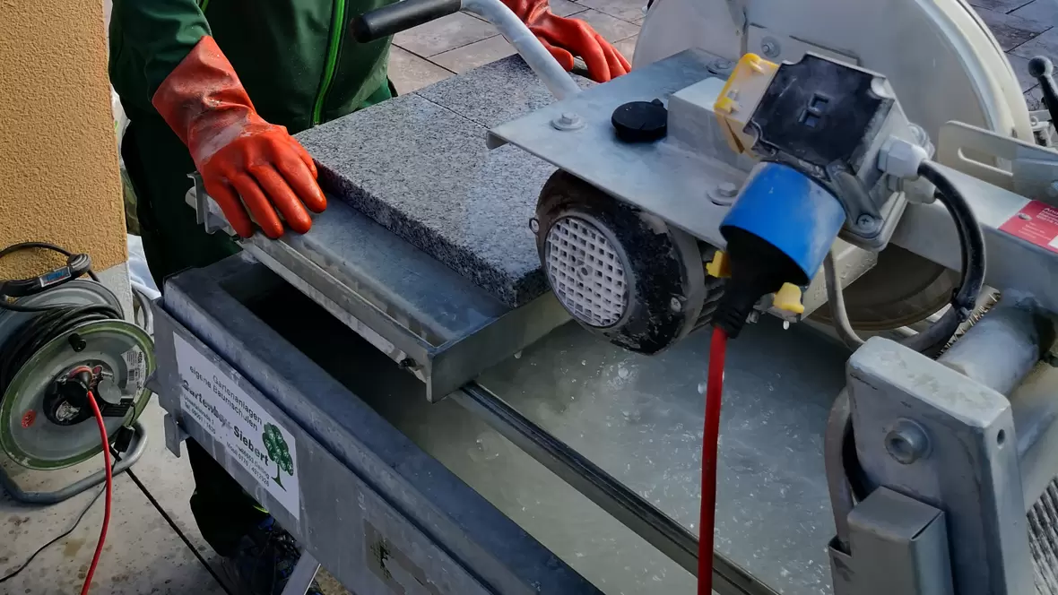 Schnitt der Granitsteinplatten für eine neue Terrasse