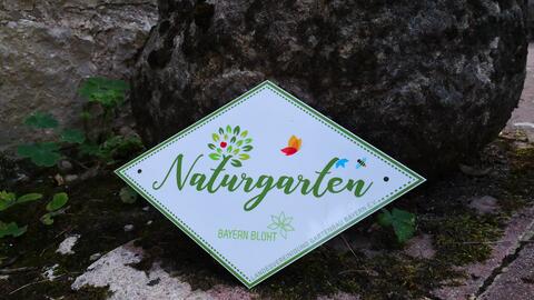 Kundenauszeichnung, Gartenzertifizierung "Bayern blüht - Naturgarten" Unsere Kunden sind stolz auf ihre Auszeichung, wir sind stolz sie dabei unterstützen zu dürfen mit unseren Gartenpflegemaßnahmen.