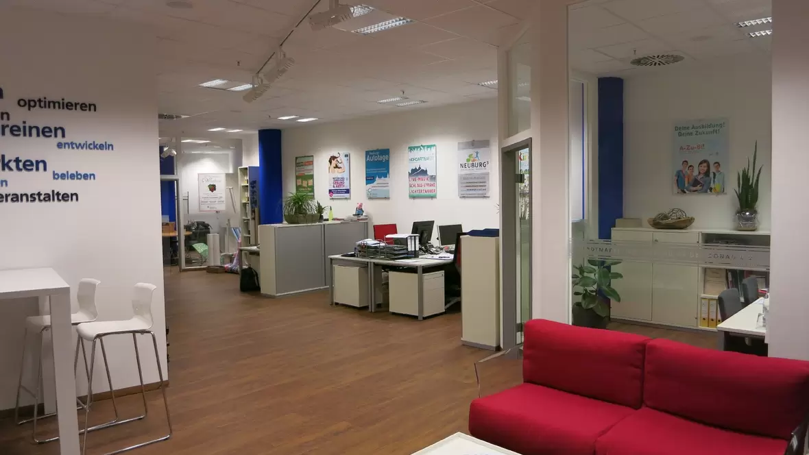 freundliches-und-grossflaechiges-buero-fuer-das-team-des-stadmarketing