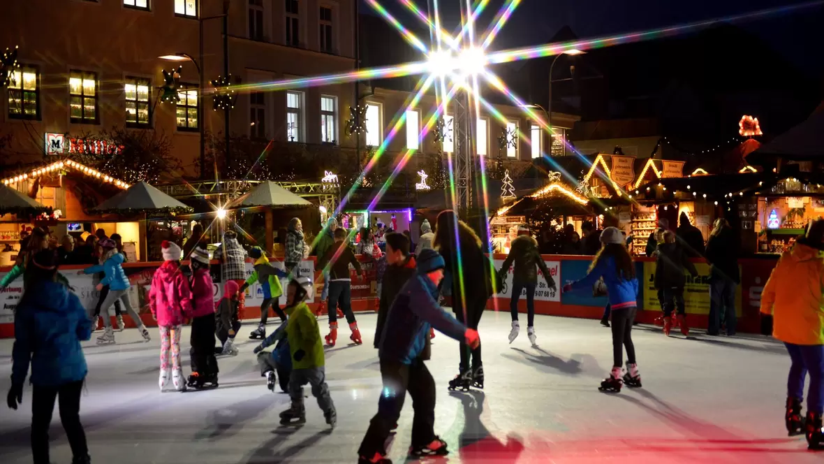 eisarena-neuburg-weihnachtsmarkt-am-schrannenplatz