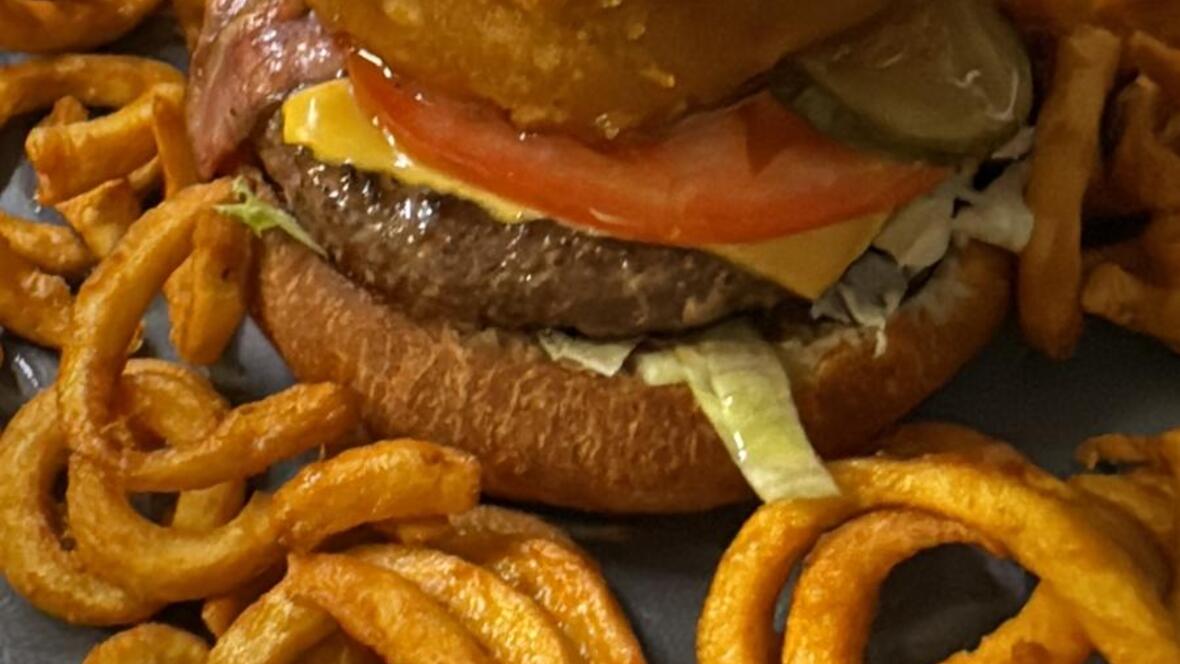 Burger mit Curly Fries im Steakhouse Neuburg