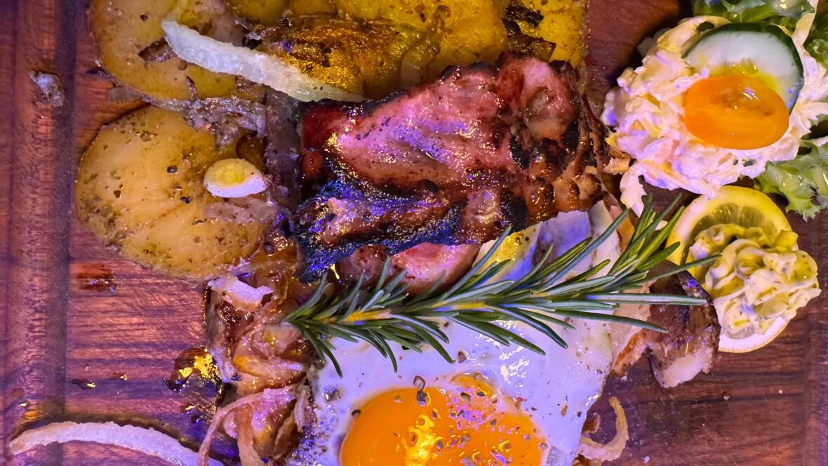 Steak mit Ei und Bratkartoffeln