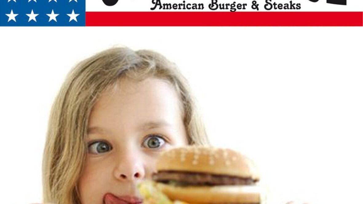 steakhouse-steakado-neuburg-werbung-kind-mit-burger-auf-tisch
