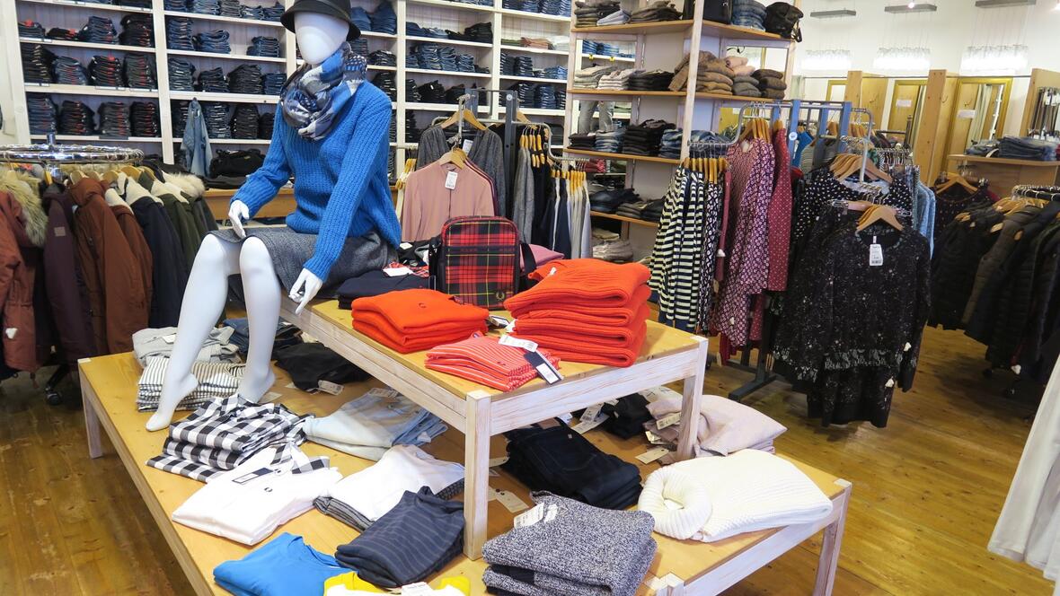 trend-shop-tisch-mit-pullis-in-verschiedenen-farben-und-mustern
