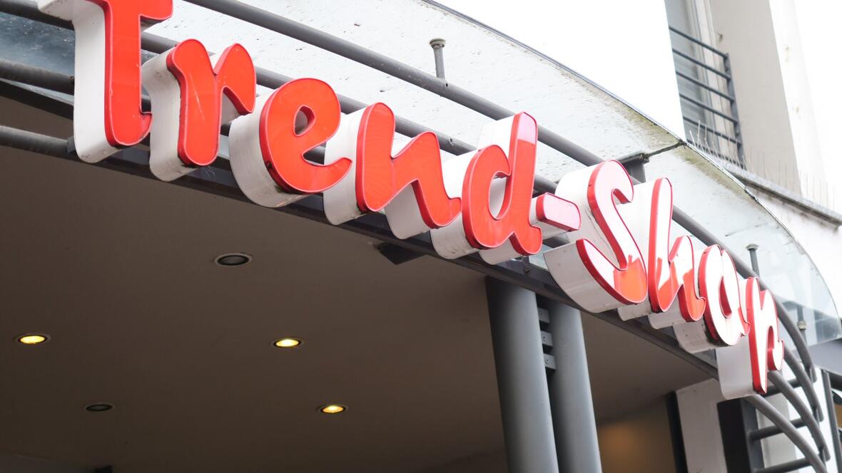 trend-shop-neuburg-logo-an-der-aussenfassade