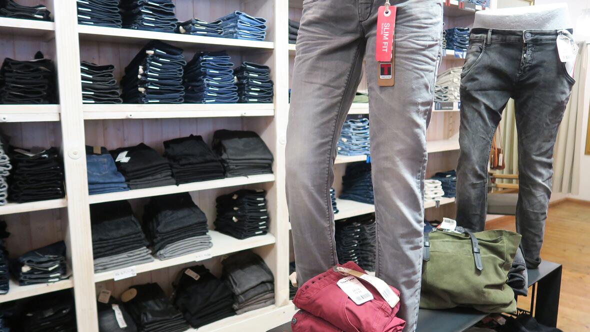 jeans-hosen-in-verschiedenen-farben