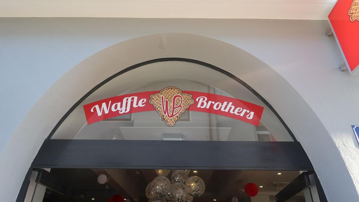 eingang-zu-waffle-brothers-in-neuburg