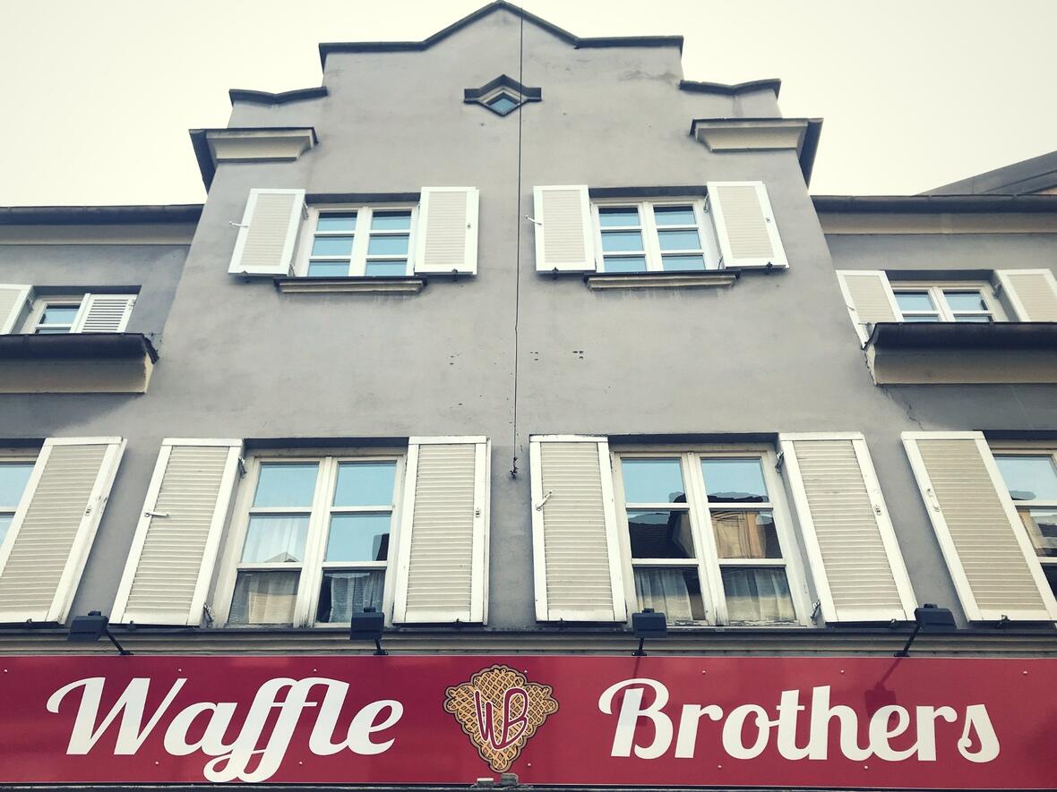 von-aussen-nicht-zu-uebersehen-waffle-brothers-in-neuburg