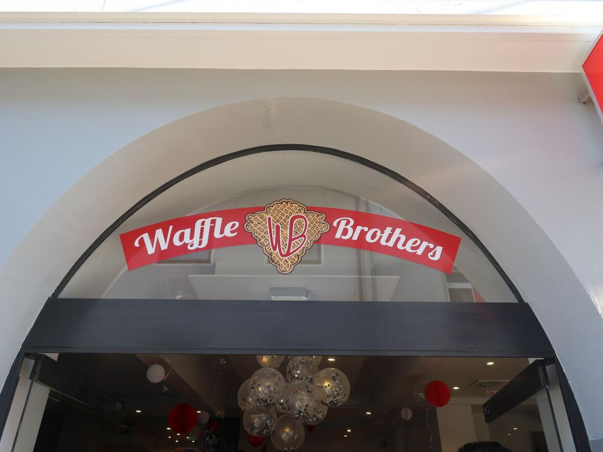 eingang-zu-waffle-brothers-in-neuburg-