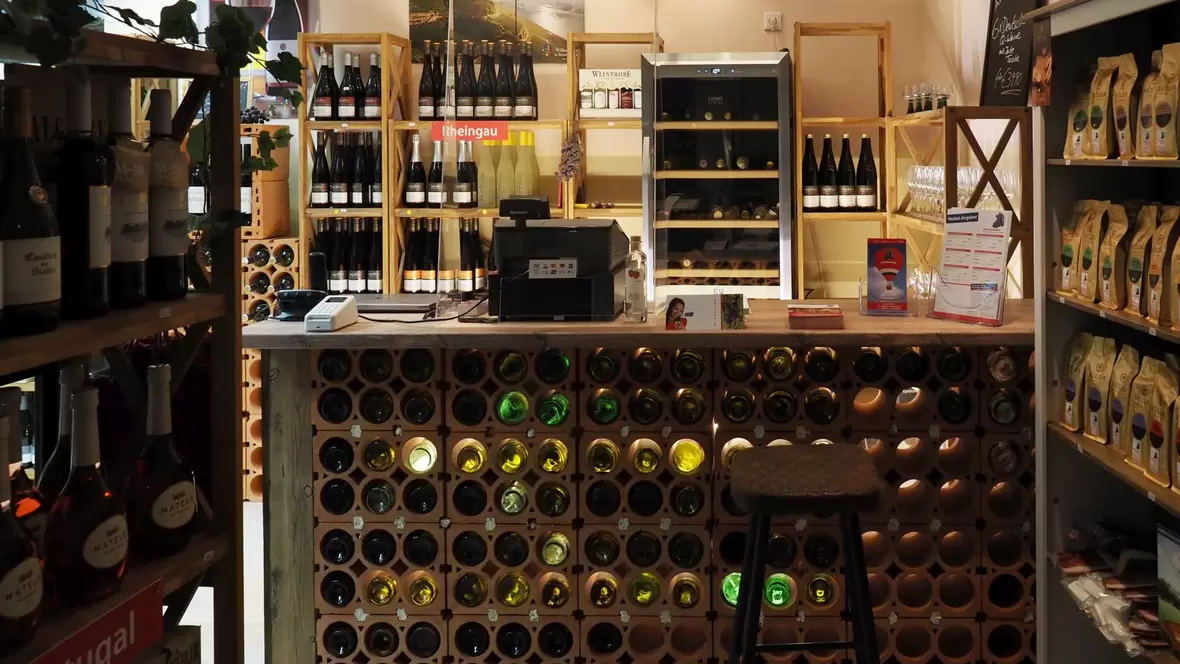 theke-mit-weinregal-im-weinparadiso