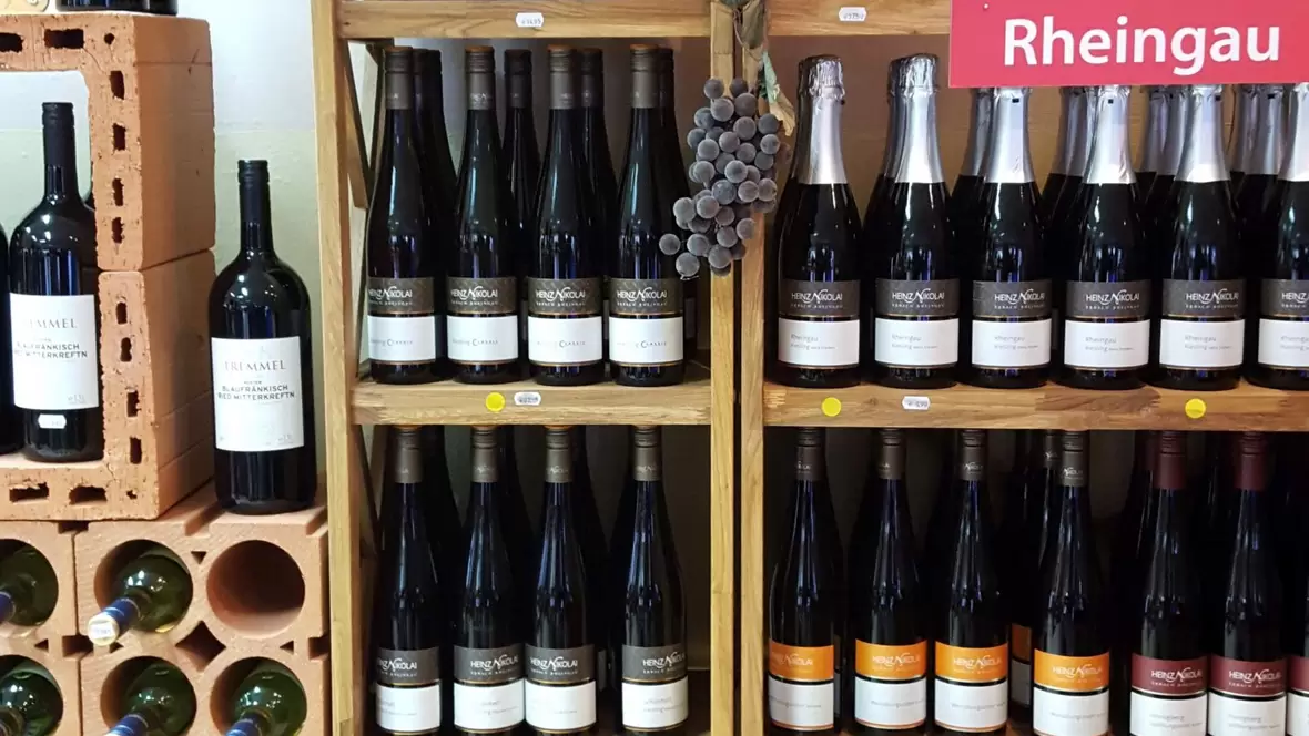 rheingau-weinregal-im-weinparadiso-neuburg