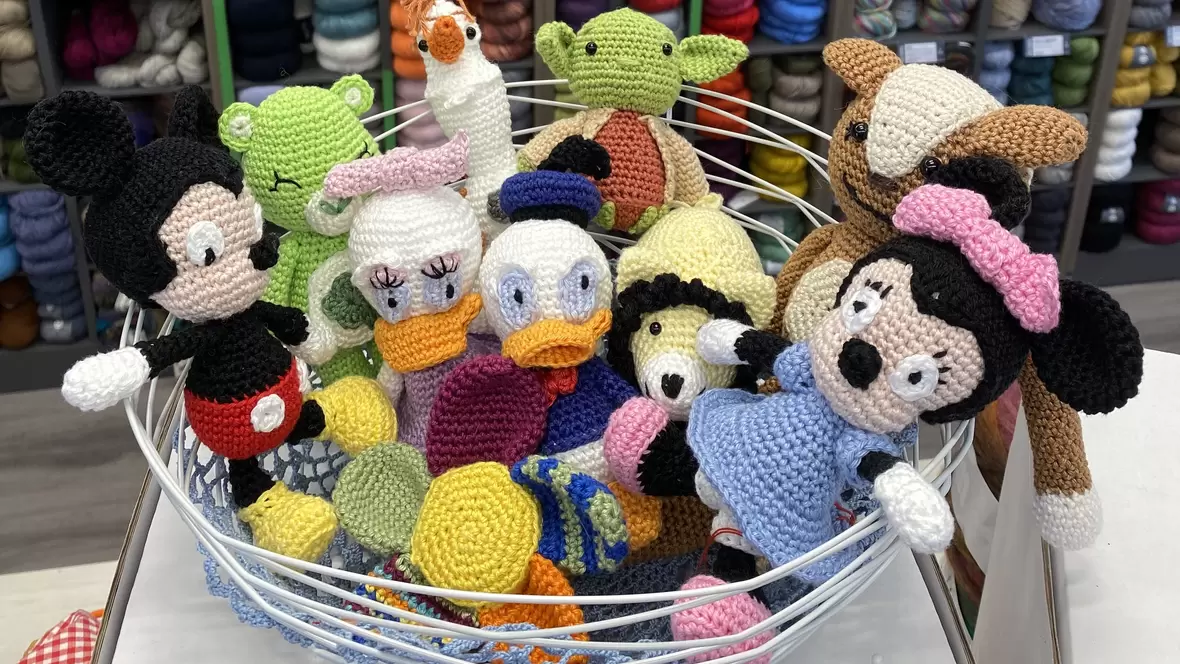 gestrickte-stofftiere-wollhaus-neuburg